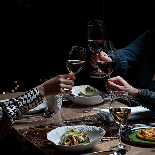 A moment of conviviality between guests at the Dans le Noir ? restaurant