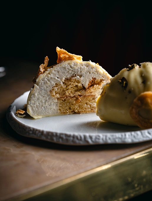 Dessert cut in half, revealing its delicious texture, served at the Dans le Noir ? restaurant