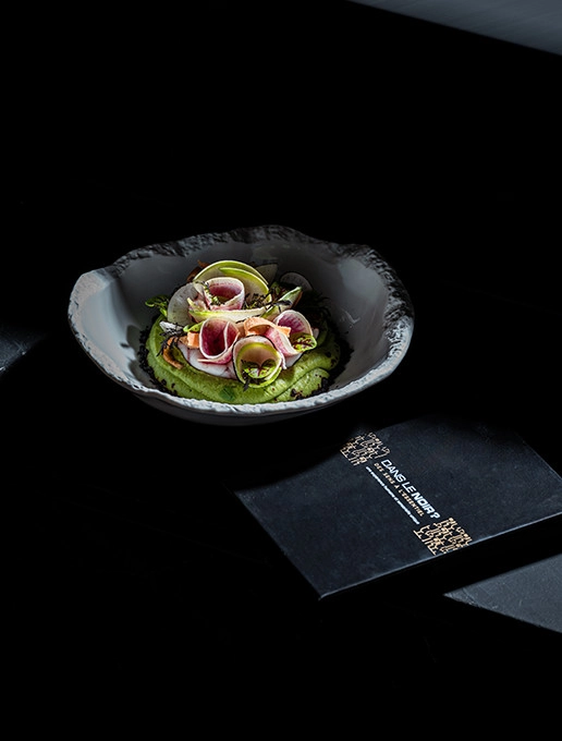 Christmas dish served at the Dans le Noir ? restaurant with gift box