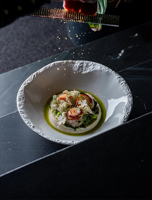 A refined dish of scallops with an emulsion and crispy vegetables served at Dans le Noir ?