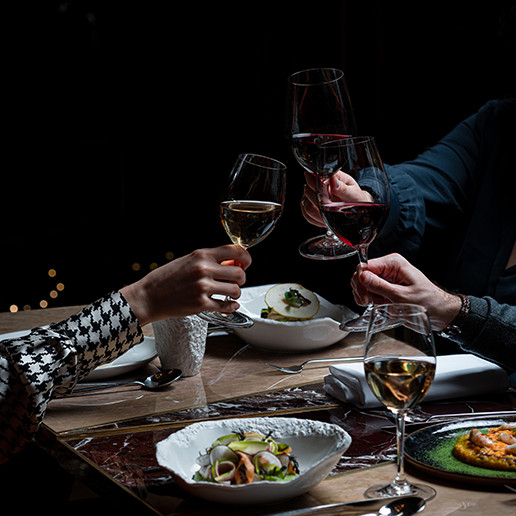 Momento de convivencia entre varias personas en el restaurante Dans le Noir ?