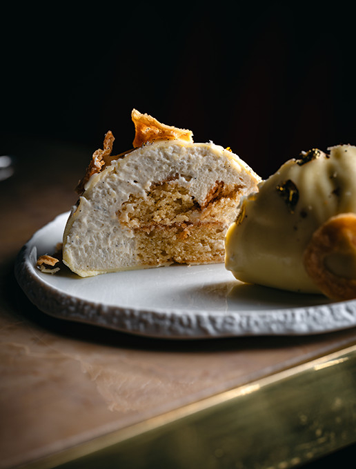 Dessert cut in half, revealing its delicious texture, served at the Dans le Noir ? restaurant